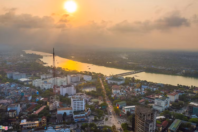 Đường Hà Nội dài 820 m, nằm trên trục lộ 1A đoạn qua Huế, thuộc địa bàn phường Vĩnh Ninh, phía nam sông Hương. Khởi đầu từ đường Lê Lợi (điểm tiếp giáp cầu Phú Xuân), tuyến đường này chạy qua ngã 6 giao nhau với các đường Lý Thường Kiệt, Hoàng Hoa Thám, Nguyễn Tri Phương, Ngô Quyền đến ngã 6 Hùng Vương.