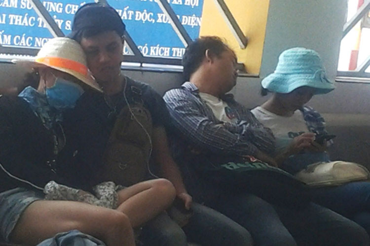 Tranh cãi không ăn thua với nhân viên bến đò, một số khách du lịch mệt mỏi ngủ vùi.