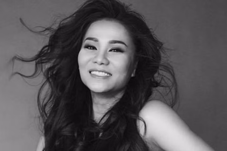 Thu Minh gửi lời chúc mừng sinh nhật đến con trai: “3 năm trước. Nhìn mẹ hạnh phúc sung sướng và xinh đẹp biết dường nào nè Gấu. Sau mỗi năm niềm hạnh phúc luôn đong đầy và ngập tràn tiếng cười không chỉ của bố mẹ mà của cả Gấu con nữa. 3 tuổi rồi anh nhé. Mẹ yêu anh hơn bất kỳ điều gì trong cuộc đời này. Vì nụ cười của anh mà mẹ sẽ luôn mạnh mẽ, dũng cảm đương đầu với bất kỳ con sóng lớn nào. Ăn ngoan chóng lớn, năng động và quậy phá cho mẹ nhé”.