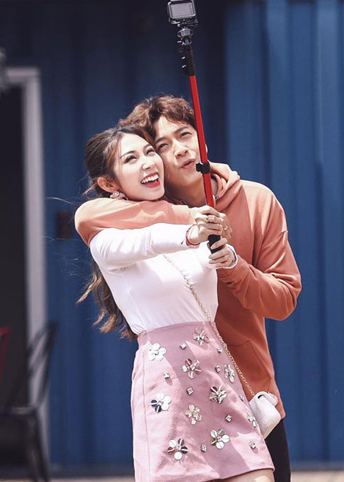 Ngô Kiến Huy đã cùng Khổng Tú Quỳnh trải qua nhiều sóng gió từ lùm xùm có con riêng của Ngô Kiến Huy đến việc Khổng Tú Quỳnh giảm sút sức khỏe phải tạm dừng ca hát.