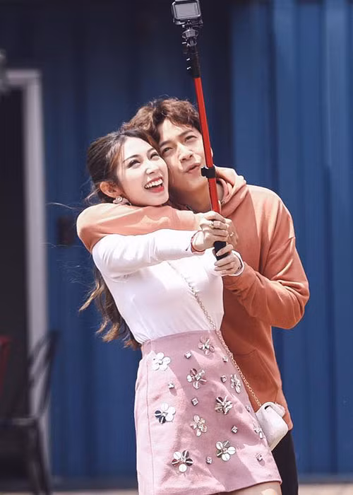 Ngô Kiến Huy đã cùng Khổng Tú Quỳnh trải qua nhiều sóng gió từ lùm xùm có con riêng của Ngô Kiến Huy đến việc Khổng Tú Quỳnh giảm sút sức khỏe phải tạm dừng ca hát.