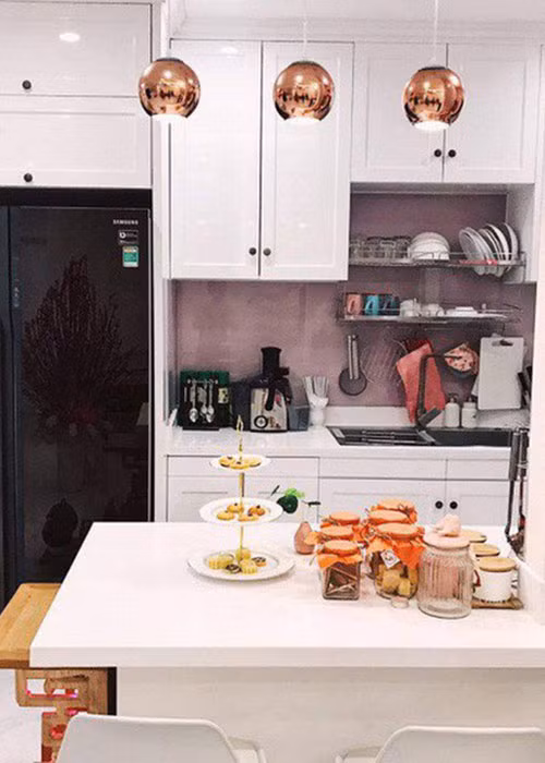 Căn bếp nhỏ nhưng gọn gàng, sạch sẽ, đầy đủ tiện nghi với thiết kế đèn lạ mắt.