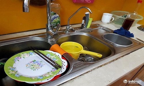 Nhà cửa, bát đũa để bẩn chờ... nước. Ảhh: Minh Thư