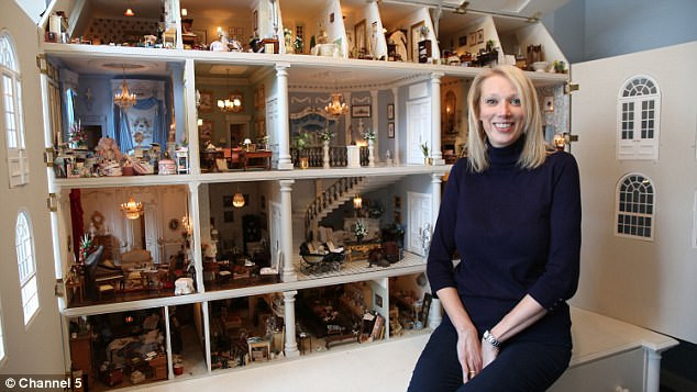 Emma bên cạnh ngôi nhà búp bê trị giá trên dưới 50.000 bảng Anh