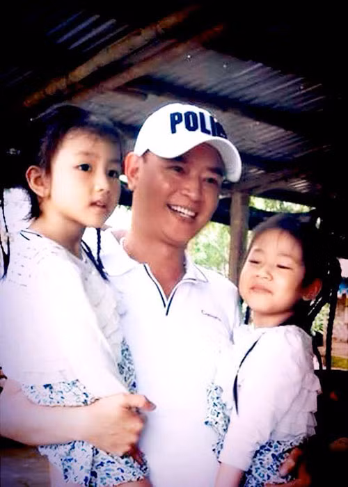 Tùng Dương và người vợ thứ 3 có hai cô con gái xinh xắn.