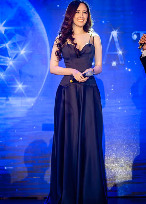 Váy áo trễ nải hay xẻ sâu thường xuyên được Mai Phương Thúy lựa chọn mặc tại các sự kiện.