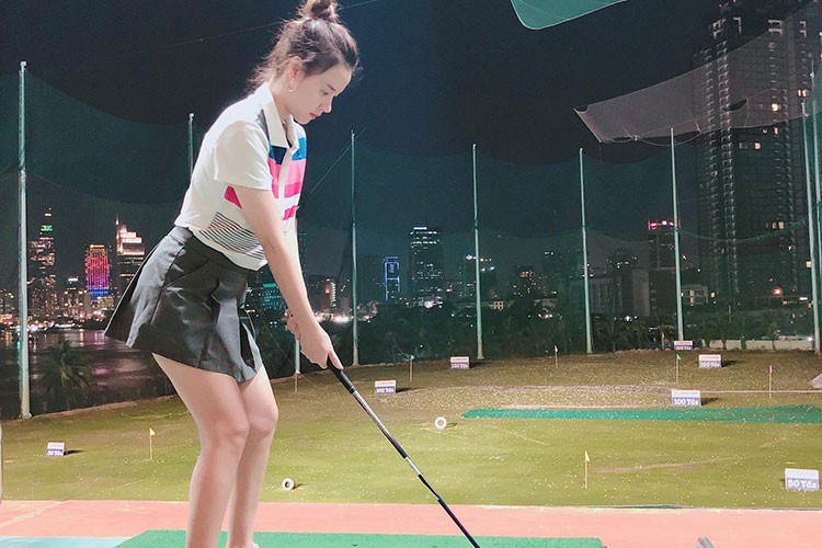 Midu lần đầu tập đánh golf.