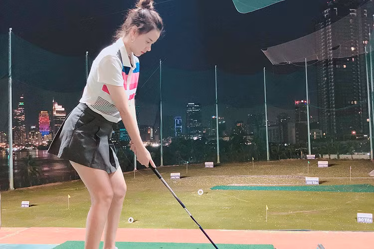 Midu lần đầu tập đánh golf.