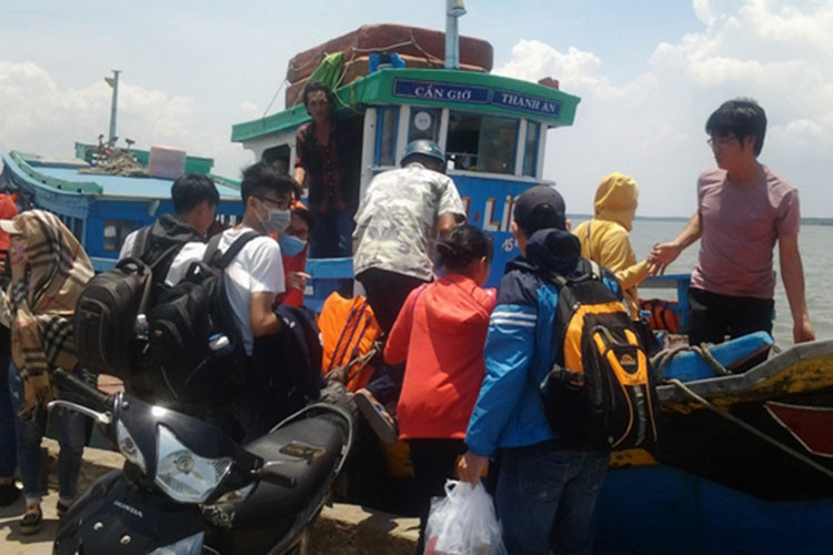 Chuyến đò đầu tiên xuất bến từ đảo Thạnh An mang theo 30 hành khách. Toàn xã Thạnh An chỉ có 4 chiếc đò.