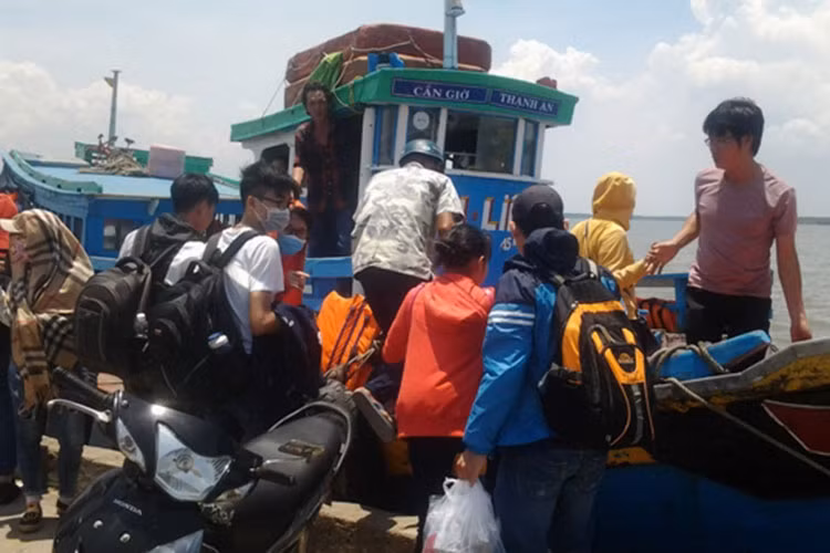 Chuyến đò đầu tiên xuất bến từ đảo Thạnh An mang theo 30 hành khách. Toàn xã Thạnh An chỉ có 4 chiếc đò.