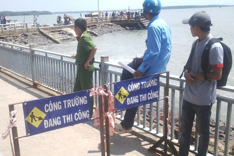 Ngoài đường dẫn ra bến đò, lực lượng an ninh trật tự cho lập barie để ngăn khách du lịch tràn xuống bến.