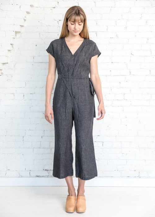 Bạn hãy F5 phong cách của mình với jumpsuit quấn nhẹ nhàng, tinh tế. Item này mang đến cho chị em vẻ duyên dáng và mới mẻ nơi công sở