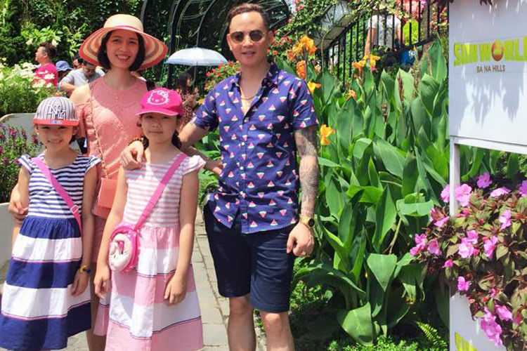 Tùng Dương gặp bà xã hiện tại khi đã hơn 38 tuổi và đã qua 2 lần đò.