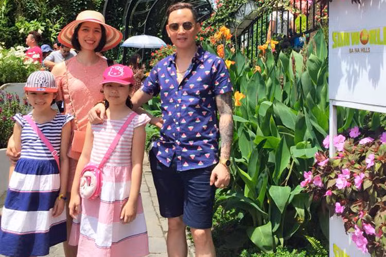 Tùng Dương gặp bà xã hiện tại khi đã hơn 38 tuổi và đã qua 2 lần đò.