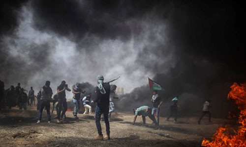 Khói bốc lên trong một cuộc xung đột giữa người biểu tình Palestine và binh sỹ Israel ở khu vực biên giới Gaza-Israel. (Ảnh: THX/TTXVN)