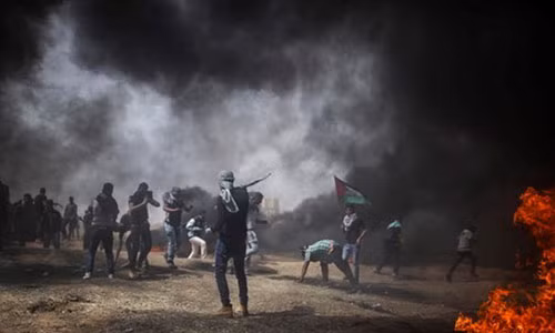 Khói bốc lên trong một cuộc xung đột giữa người biểu tình Palestine và binh sỹ Israel ở khu vực biên giới Gaza-Israel. (Ảnh: THX/TTXVN)