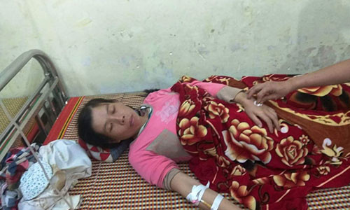 Chị Hà bị sét đánh nhẹ hơn nhưng cũng bị thương. Người phụ nữ này đang mang thai Ảnh: Phan Giang.