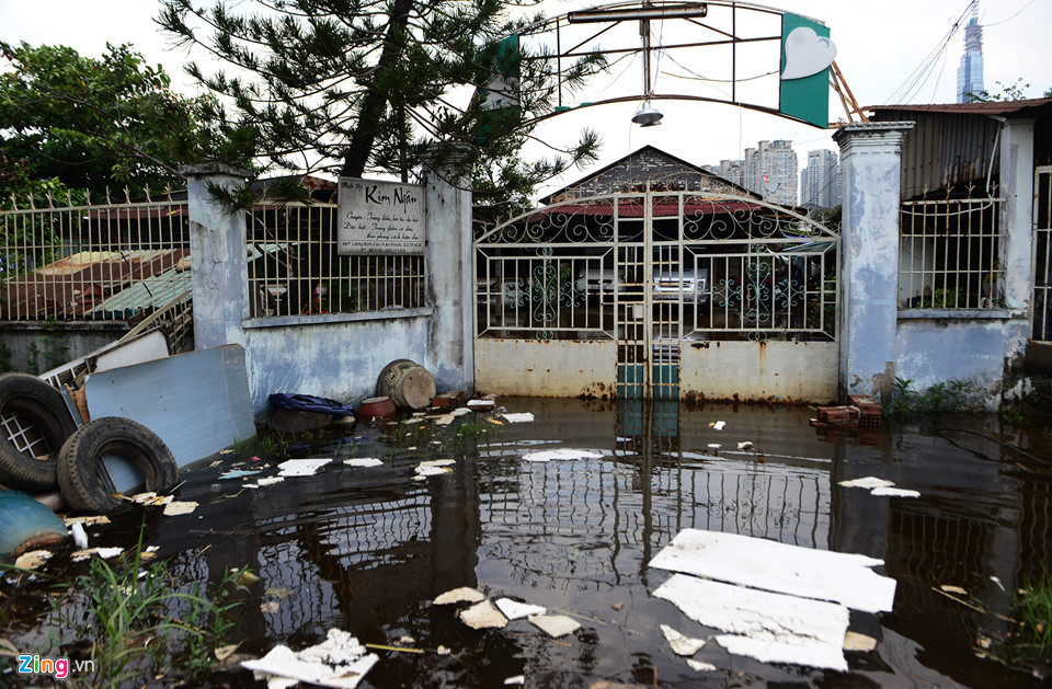 Nhưng sát bên khu đô thị xa hoa, sang trọng này là những căn nhà nát, cuộc sống khó khăn của những cư dân Thủ Thiêm.