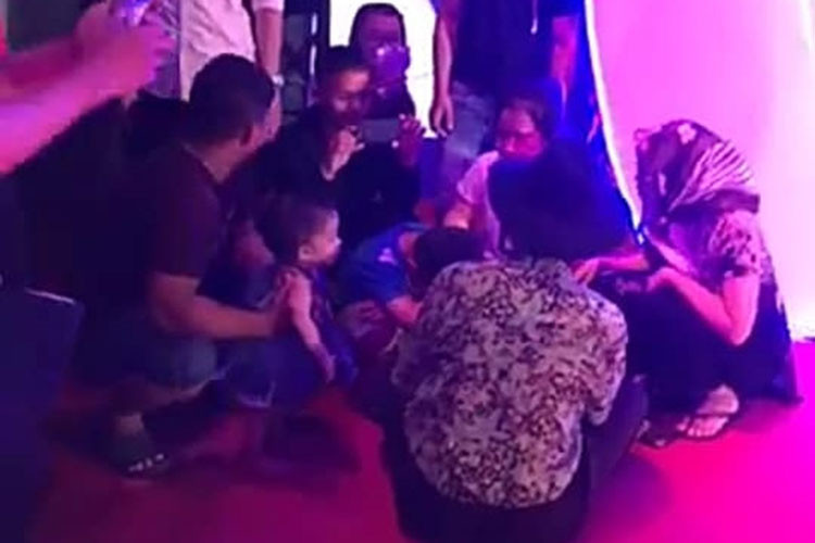 Hành động tạm dừng chương trình để giúp trẻ bị lạc của Trường Giang nhận được sự ủng hộ của khán giả. Ảnh: Zing