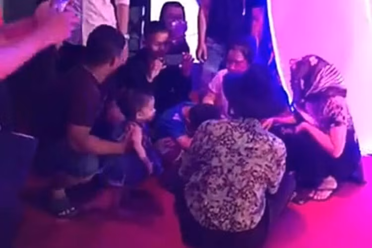 Hành động tạm dừng chương trình để giúp trẻ bị lạc của Trường Giang nhận được sự ủng hộ của khán giả. Ảnh: Zing