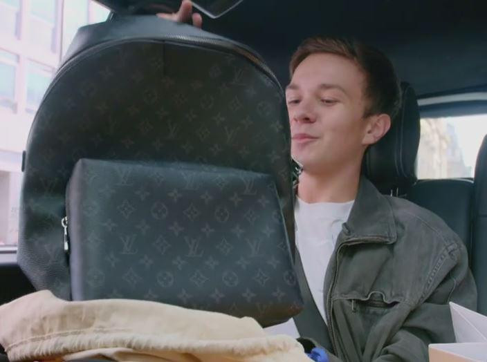 McGuire với túi Louis Vuitton 1.400 bảng (~43,8 triệu đòng)của mình