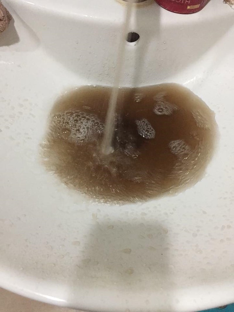 Người dân cho biết, tình trạng nước bẩn như thế này sẽ phải mất khoảng 15 phút mở vòi nước xả đi sau mới đỡ... Ảnh do người dân cung cấp