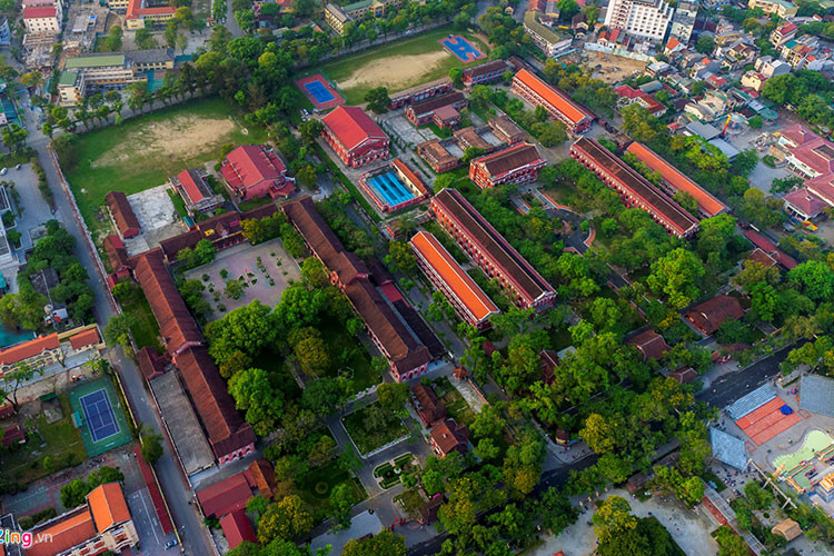 Hai ngôi trường cổ Quốc Học Huế và Đồng Khánh với những hàng cây xanh mát. Trường Quốc Học được thành lập năm 1896 theo chỉ thị của vua Thành Thái với tên là “Pháp tự Quốc học Trường môn”, rồi lần lượt mang tên École Primaire Supérieure, Khải Định, Ngô Đình Diệm và trở về với tên gốc từ năm 1956. Trường Hai Bà Trưng được thành lập năm 1917. Lễ đặt viên đá đầu tiên có sự tham dự của vua Khải Định. Ban đầu, trường mang tên Đồng Khánh, là trường nữ sinh đầu tiên dành cho nữ sinh cả 13 tỉnh Trung Kỳ trong thời điểm bấy giờ. Sau khi đất nước thống nhất, trường có tên là trường cấp III Trưng Trắc. Năm 1981, trường đổi tên thành trường THPT Hai Bà Trưng và tên gọi này được sử dụng cho tới ngày nay.