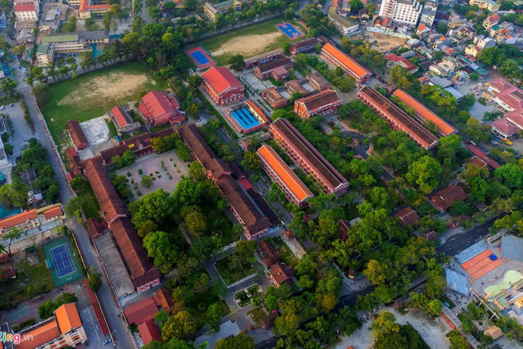 Hai ngôi trường cổ Quốc Học Huế và Đồng Khánh với những hàng cây xanh mát. Trường Quốc Học được thành lập năm 1896 theo chỉ thị của vua Thành Thái với tên là “Pháp tự Quốc học Trường môn”, rồi lần lượt mang tên École Primaire Supérieure, Khải Định, Ngô Đình Diệm và trở về với tên gốc từ năm 1956. Trường Hai Bà Trưng được thành lập năm 1917. Lễ đặt viên đá đầu tiên có sự tham dự của vua Khải Định. Ban đầu, trường mang tên Đồng Khánh, là trường nữ sinh đầu tiên dành cho nữ sinh cả 13 tỉnh Trung Kỳ trong thời điểm bấy giờ. Sau khi đất nước thống nhất, trường có tên là trường cấp III Trưng Trắc. Năm 1981, trường đổi tên thành trường THPT Hai Bà Trưng và tên gọi này được sử dụng cho tới ngày nay.