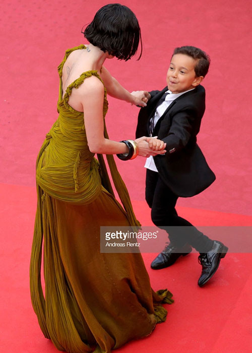 2 diễn viên phim "Climax" nhảy múa tưng bừng được xem là khoảnh khắc lố trên thảm đỏ Cannes năm nay. Ảnh: Getty