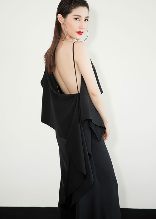 Diễm My 9X lại chọn trang phục với tông đen hở táo bạo.