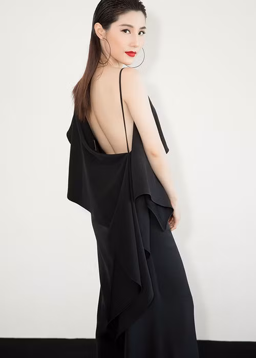 Diễm My 9X lại chọn trang phục với tông đen hở táo bạo.