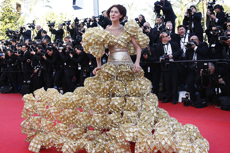 Larisa Katz vốn không xa lạ với khán giả Cannes bởi cô không ít lần gây sốc. Năm 2013, cô khoác lên mình bộ váy làm từ khay đựng bánh quy khiến nhiều người mắt tròn mắt dẹt. Ảnh: Eonline