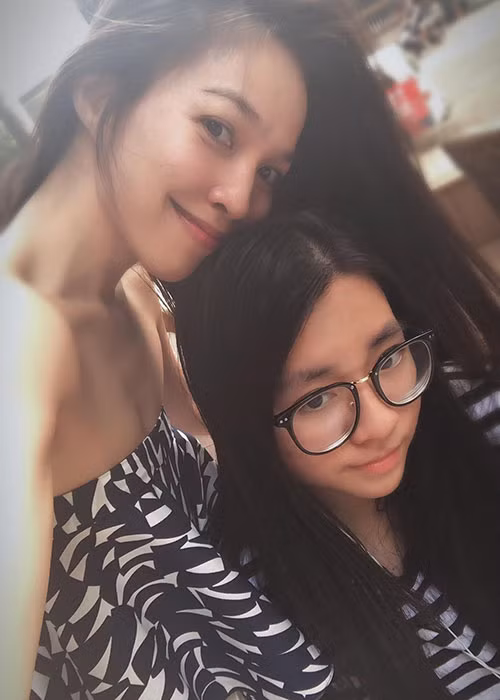 Sau khi sinh con, Hiền Thục bắt đầu lại từ con số 0. 2 năm đầu làm mẹ đơn thân chính là quãng thời gian đầy nước mắt của nữ ca sĩ.