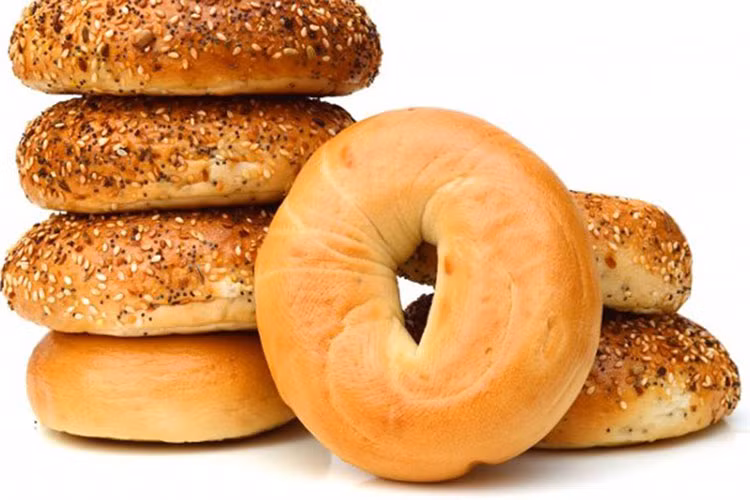 Bánh mì có lẽ là món ăn sáng quen thuộc của rất nhiều người. Mặc dù bạn có thể cảm thấy no bụng, nhưng sự thật là chúng chứa ít giá trị dinh dưỡng và hầu như không có chất xơ, protein, hoặc chất béo.