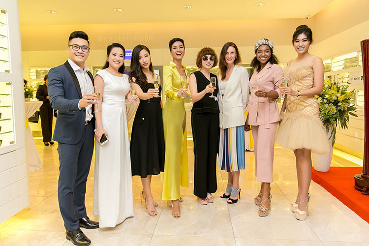 Đã lâu không xuất hiện trước công chúng, người đẹp Trúc Linh (ngoài cùng bên phải) gây ấn tượng bởi làn da nâu.