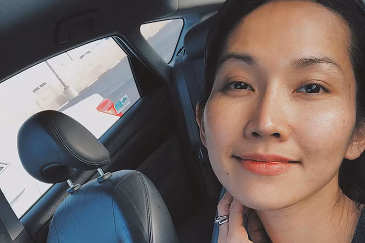 Kim Hiền tự an ủi: “Khó lắm nhưng mình đã có quyết định cho chính mình, sẽ trở lại ngày gần đây với khán giả Việt Nam ... với những bộ phim trong nước và cũng chiếu cả ở đây mà Hiền”.