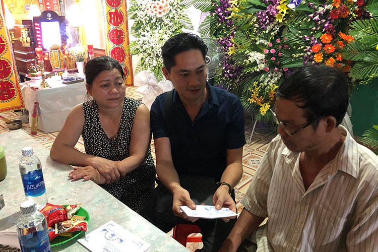 Nam diễn viên gửi đến người thân hai hiệp sĩ tấm lòng của những nhà hảo tâm.