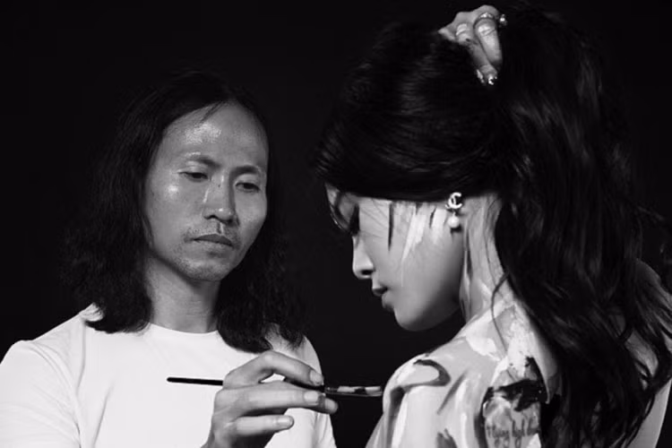 “Chỉ cần một chút nghĩ khác hoặc không thực sự thấu hiểu và đam mê thì không thể nào cầm nổi cây cọ”, Ngô Lực nói. Ảnh: Duyendangvietnam