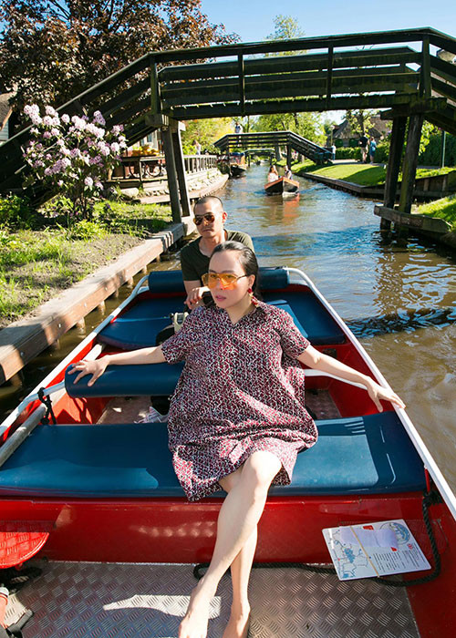 Quách Ngọc Ngoan tự lái thuyền khi đi du lịch nước ngoài.