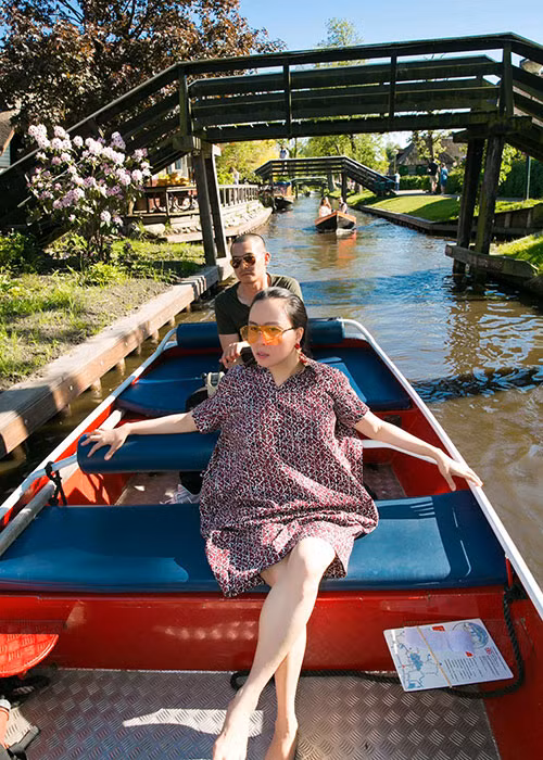 Quách Ngọc Ngoan tự lái thuyền khi đi du lịch nước ngoài.