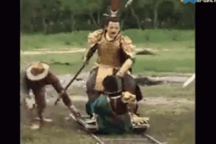 Những cảnh phi nước đại, máy quay thường dí sát vào người diễn viên vì thực tế... chẳng có con ngựa nào cả.