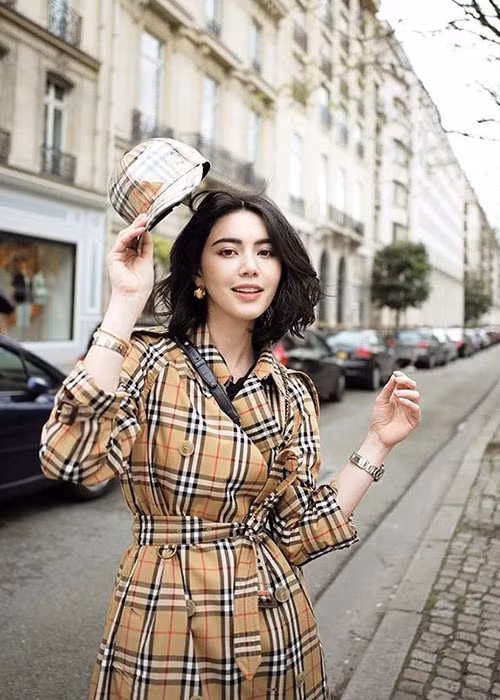 Nữ diễn viên phim "Tình người duyên ma" được đánh giá có phong cách thời trang tinh tế.