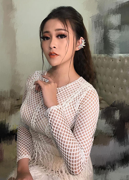 Huyền Phương năm nay 19 tuổi, đến từ Hải Phòng. Cô hiện là người mẫu ảnh, diễn viên tự do làm việc tại Sài Gòn.