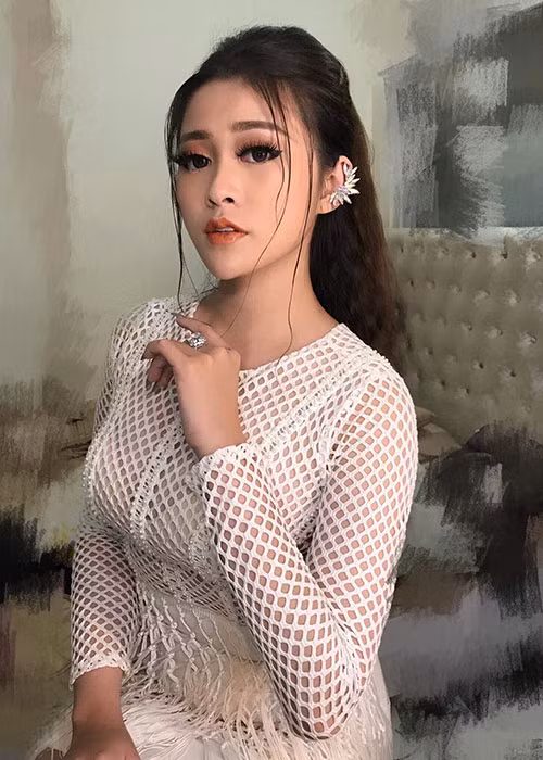 Huyền Phương năm nay 19 tuổi, đến từ Hải Phòng. Cô hiện là người mẫu ảnh, diễn viên tự do làm việc tại Sài Gòn.