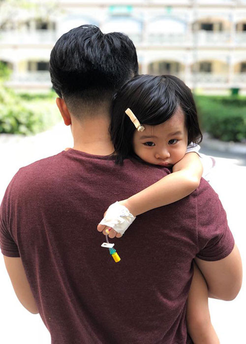 Con gái của Vân Trang làm nũng bố mẹ một chút khi bị ốm.