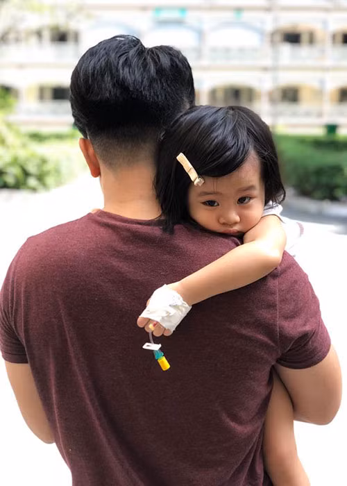 Con gái của Vân Trang làm nũng bố mẹ một chút khi bị ốm.