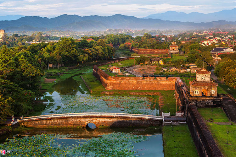 Hào sâu và các công thành để vào thành Nội.