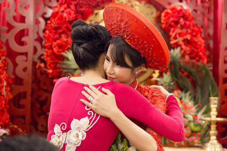 Trong ngày về nhà chồng, Diệp Lâm Anh được mẹ căn dặn nhiều điều. “Tự nhiên thấy thương mẹ nhiều”, Diệp Lâm Anh chia sẻ.