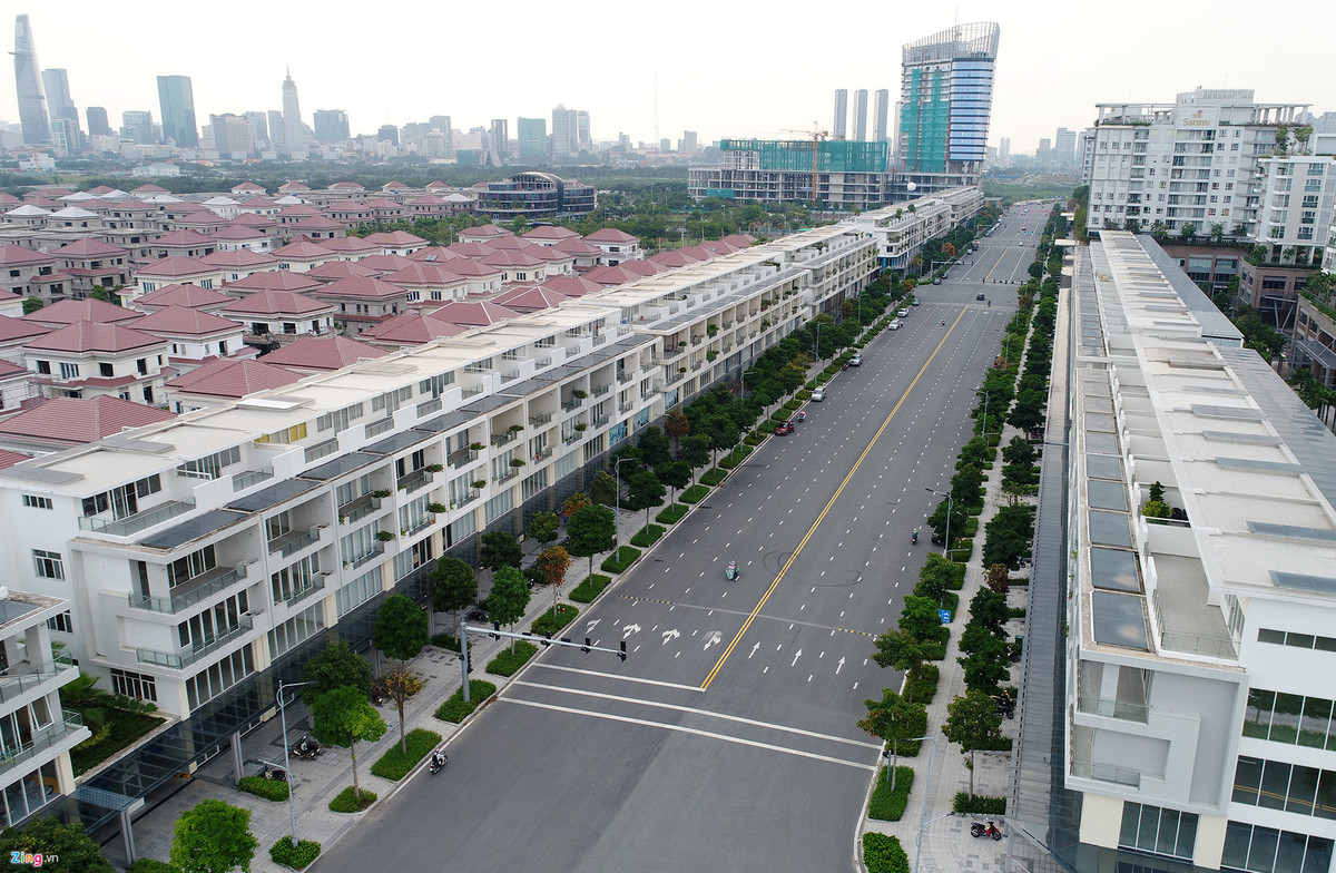 Dãy nhà phố thương mại tọa lạc vị trí đắc địa dọc đường Nguyễn Cơ Thạch cũng đã đưa vào vận hành. Giá bán mỗi căn (1 tầng hầm, 3 tầng nổi) ở đây được quảng cáo trên website của doanh nghiệp thấp nhất khoảng 50 tỷ đồng.