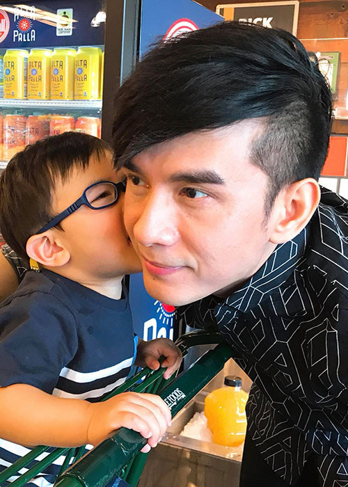 Đan Trường được con trai hôn má.